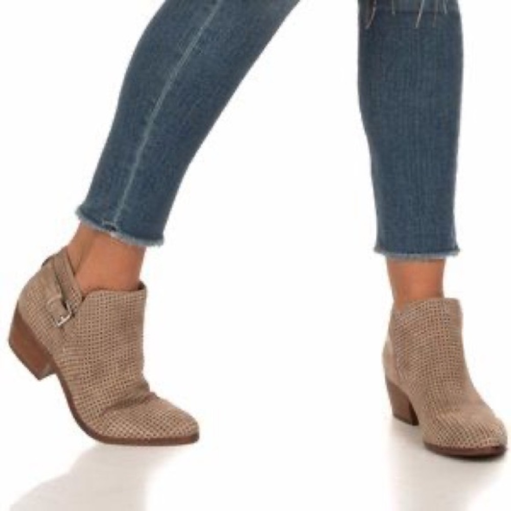 SAM Edelman Tan ankle boots with buckle on side strap around backing 2-inch heel